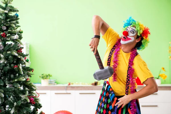 Clown divertente nel concetto di celebrazione di Natale — Foto Stock