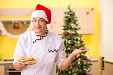 Noel arifesi mutfakta çalışan genç şef koca 