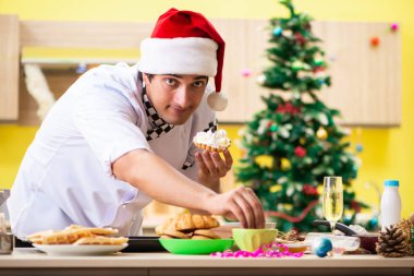 Noel arifesi mutfakta çalışan genç şef koca 