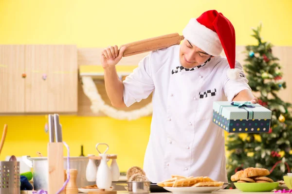 Jovem chef marido trabalhando na cozinha na véspera de Natal — Fotografia de Stock