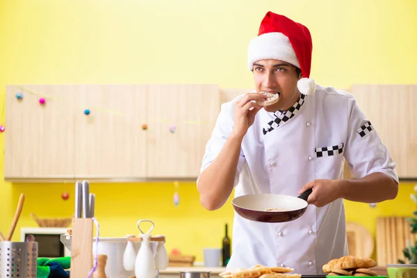 크리스마스 이브에 부엌에서 일 하는 젊은 요리사 남편 — 스톡 사진