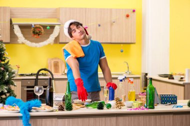 Genç adam Noel partisi sonra mutfak temizlik 