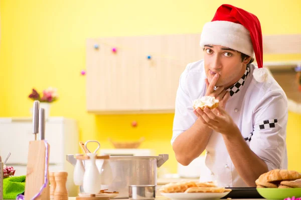 크리스마스 이브에 부엌에서 일 하는 젊은 요리사 남편 — 스톡 사진