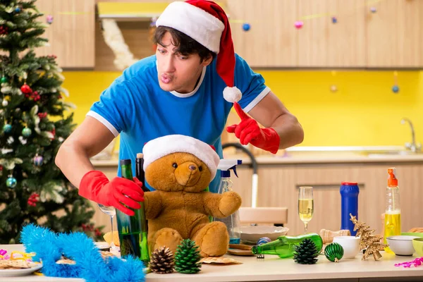 Fiatalember, tisztítás konyha után karácsonyi party — Stock Fotó