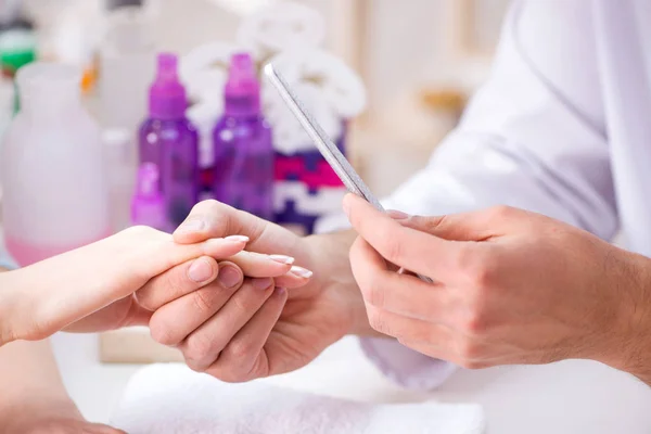 Manos durante la sesión de cuidado de manicura — Foto de Stock