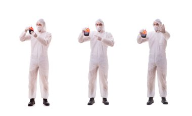 Beyaz arka planda kan örneği olan epidemiyoloji uzmanı