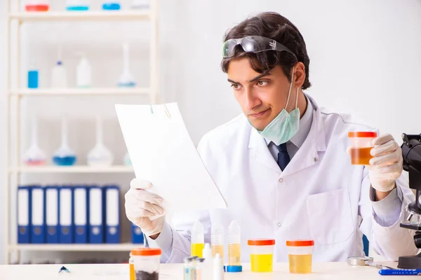 Joven químico guapo trabajando en el laboratorio —  Fotos de Stock