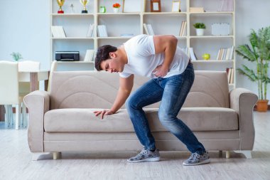 Hasta adam evde enfeksiyon ve mide rahatsızlığı çekiyor.