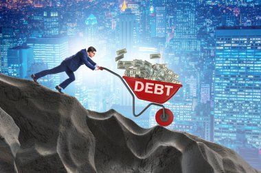 İş adamı, dolarlarla el arabasını yokuş aşağı itiyor