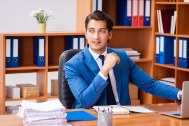 Ofiste çalışan genç bir çalışan.