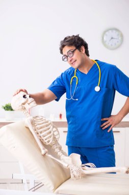 Hastanede iskeleti olan komik bir doktor.