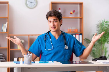 Klinikte çalışan genç, yakışıklı bir radyolog. 