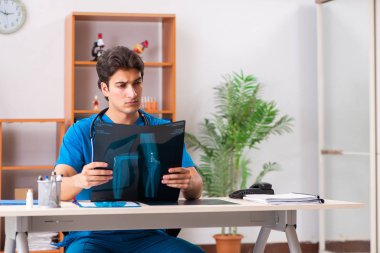 Klinikte çalışan genç, yakışıklı bir radyolog. 