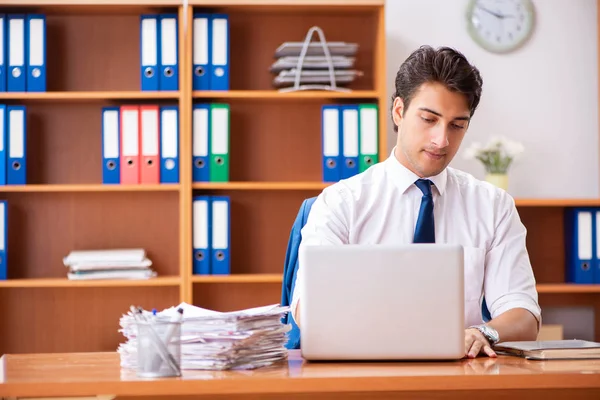 Giovane dipendente che lavora in ufficio — Foto Stock