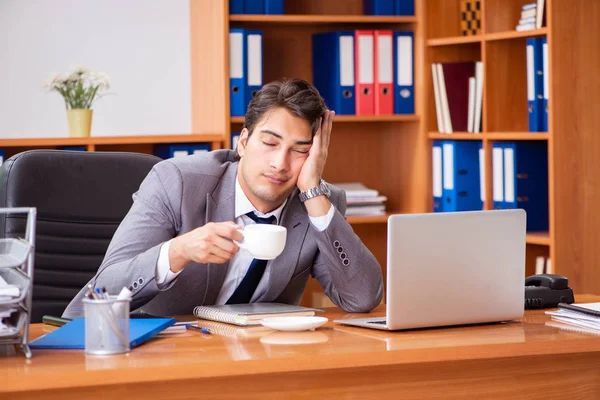 Jeune employé travaillant au bureau — Photo