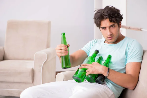 Молодой пьяный красивый мужчина после вечеринки дома — стоковое фото