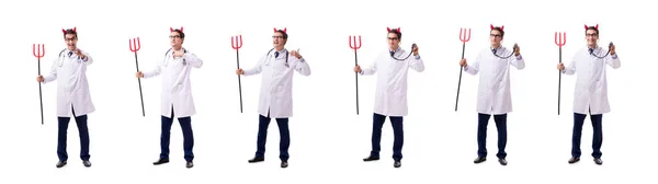 Diable médecin dans drôle de concept médical isolé sur fond blanc — Photo
