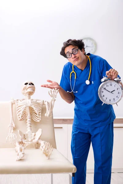 Médico divertido con esqueleto en el hospital —  Fotos de Stock