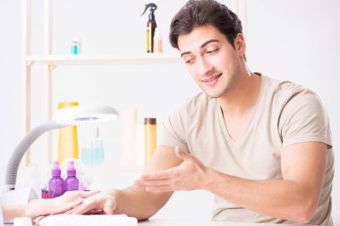 Manikür seansı sırasında eller