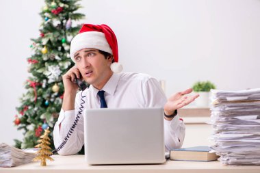 Yılbaşı vardiyasında çalışan genç işçi.