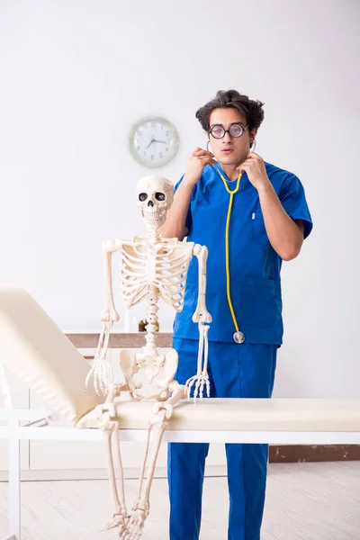 Médico divertido con esqueleto en el hospital —  Fotos de Stock