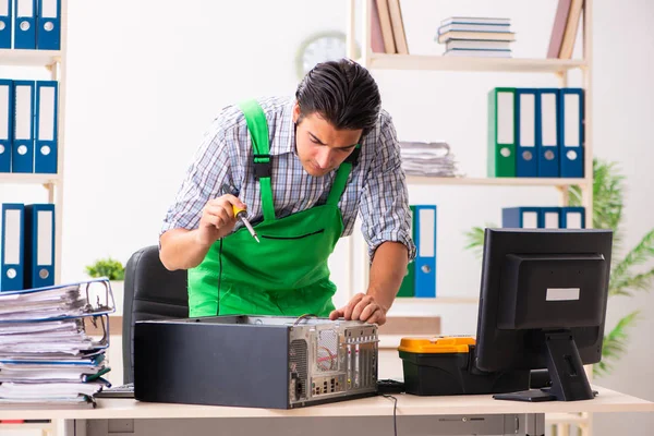 Ingeniero joven reparando computadora rota en la oficina —  Fotos de Stock