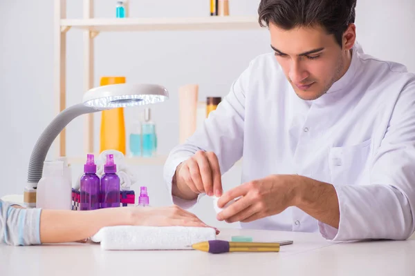 Mani durante la sessione di cura della manicure — Foto Stock