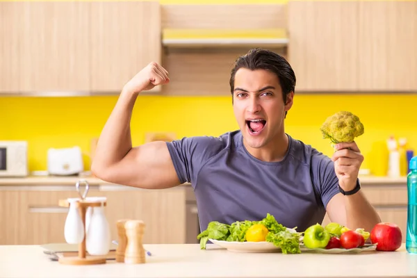 Молодий чоловік в дієті та здоровій концепції харчування — стокове фото