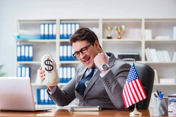 Empresário com bandeira americana no cargo — Fotografia de Stock