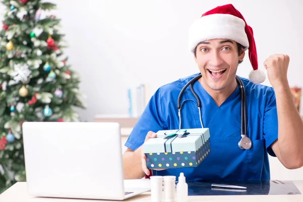 Doctor con caja de regalo en el hospital —  Fotos de Stock