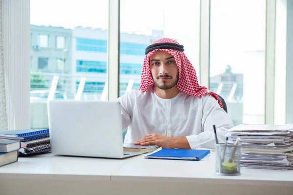 Arabische zakenman werkzaam in het kantoor — Stockfoto