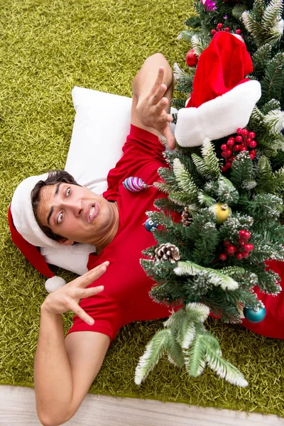 Mladý muž opilý doma po vánoční párty — Stock fotografie