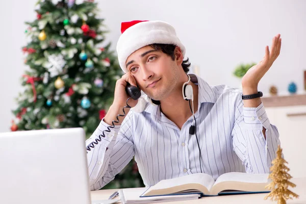 Operatore Telesales durante la vendita di Natale al telefono — Foto Stock