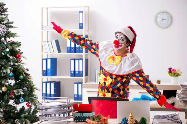 Zabawny clown w Boże Narodzenie celebracja koncepcja — Zdjęcie stockowe