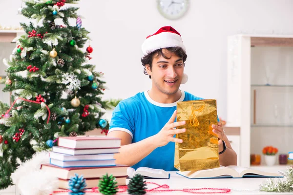 Jovem estudante com livro na véspera de Natal — Fotografia de Stock