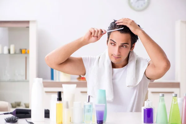 Jeune homme beau dans la salle de bain dans le concept d'hygiène — Photo