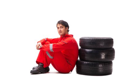 Beyaz lastikli genç bir garaj işçisi.