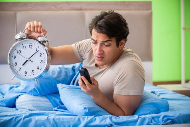 Uykusuzluk çeken bir adam.