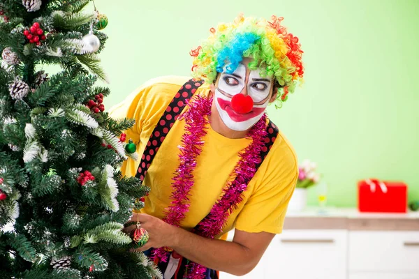 Clown divertente nel concetto di celebrazione di Natale — Foto Stock