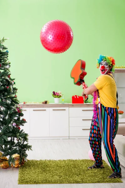 Rolig clown i jul firande koncept — Stockfoto