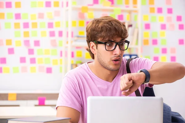 Studenti che si preparano per esami con molte priorità contrastanti — Foto Stock