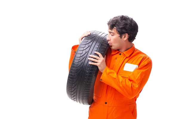 타이어가 흰색으로 분리되어 있는 젊은 차고 노동자 — 스톡 사진