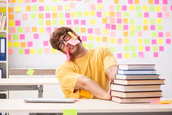 Estudante se preparando para exames com muitas prioridades conflitantes — Fotografia de Stock