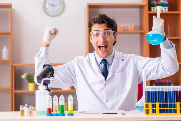 Junge hübsche Biochemikerin arbeitet im Labor — Stockfoto