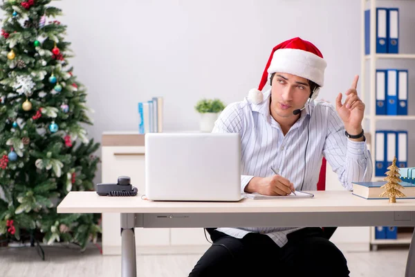 Operatore Telesales durante la vendita di Natale al telefono — Foto Stock