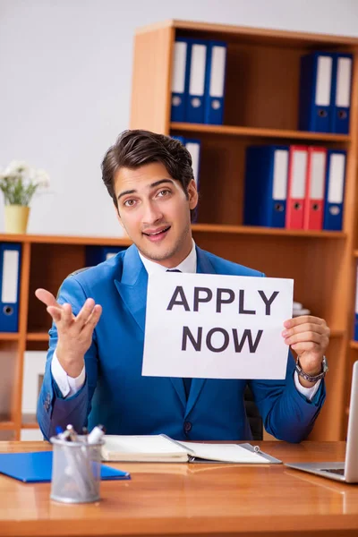 Junge Angestellte im Büro — Stockfoto