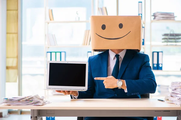 Homem feliz com caixa em vez de cabeça — Fotografia de Stock