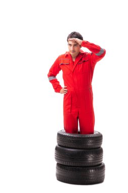 Beyaz lastikli genç bir garaj işçisi.