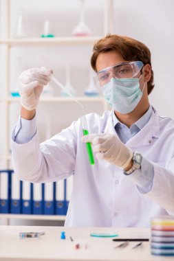 Laboratuvarda çalışan genç bir kimyager. 