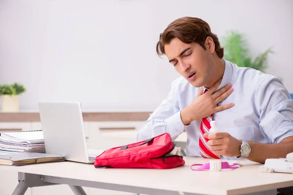 Man with first aid kit in the office — Stock Photo, Image